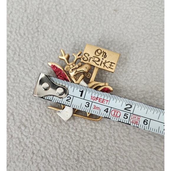 Signed DANECRAFT Reindeer On Strike Gold Tone Vintage Brooch Pin Red - Picture 7 of 7
